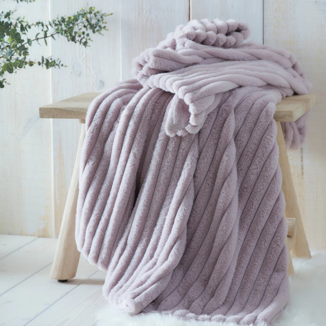 Appletree Morritz faux fur throw in mauve with luxurious soft texture and elegant home styling