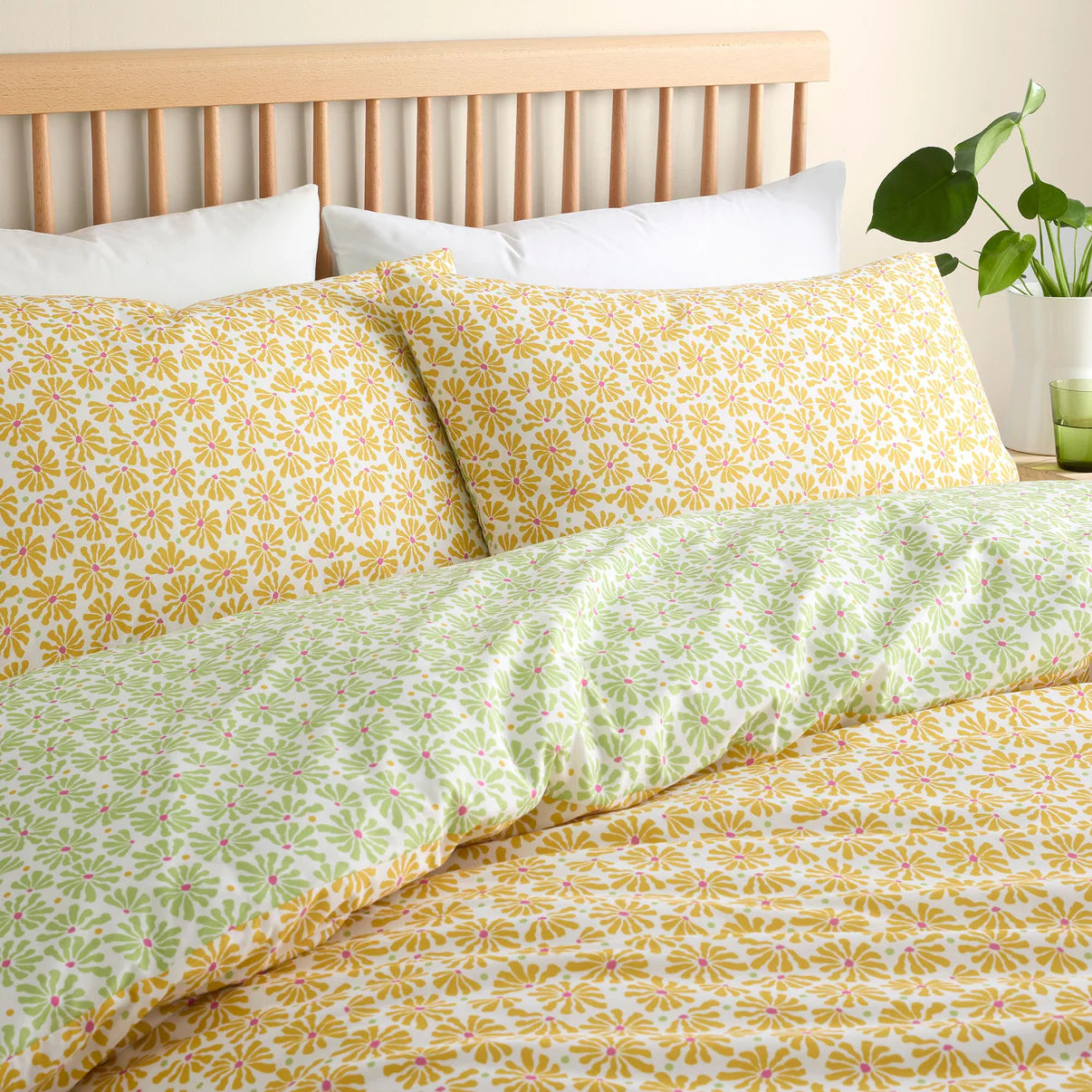 Fusion Retro Daisy duvet cover set with yellow floral reversible retro bedding design